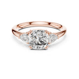 טבעת שלושה יהלומים בזהב 14 קראט עם יהלום קושן ושיבוץ צדדי ייחודי