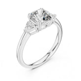 טבעת שלושה יהלומים בזהב 14 קראט עם יהלום טבעי קושן ושיבוץ צדדי ייחודי