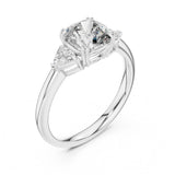 טבעת שלושה יהלומים בזהב 14 קראט עם יהלום טבעי קושן ושיבוץ צדדי ייחודי