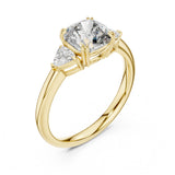 טבעת שלושה יהלומים בזהב 14 קראט עם יהלום טבעי קושן ושיבוץ צדדי ייחודי