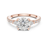 (1.80ct) טבעת יוקרתית עם יהלום עגול ויהלומים משולשים בצדדים בזהב 14 קראט