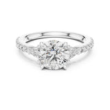 (1.80ct) טבעת יוקרתית עם יהלום עגול ויהלומים משולשים בצדדים בזהב 14 קראט