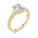 טבעת יוקרתית עם יהלום בחיתוך אמרלד, במשקל סה״כ קראט יהלומים 2.0