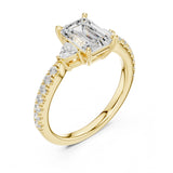 טבעת יוקרתית עם יהלום בחיתוך אמרלד, במשקל סה״כ קראט יהלומים 2.0