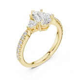 טבעת עם יהלום טבעי מרכזי בליטוש טיפה במשקל סה״כ קראט יהלומים 2.0