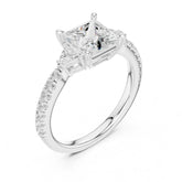 טבעת עם יהלום טבעי מרכזי בליטוש פרינסס במשקל סה״כ קראט יהלומים 2.0