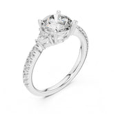 (1.80ct) טבעת יוקרתית עם יהלום עגול ויהלומים משולשים בצדדים בזהב 14 קראט