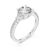 (1.80ct) טבעת יוקרתית עם יהלום עגול ויהלומים משולשים בצדדים בזהב 14 קראט