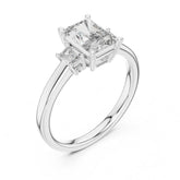 (1.80-3.00ct) טבעת זהב עם שלושה יהלומים ממעבדה בגזרת אמרלד