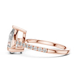 (2.25ct) טבעת זהב עם יהלום ממעבדה בגזרת טיפה ושיבוץ צד יוקרתי