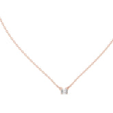 תליון עדין בעיצוב מודרני עם יהלום בצורת אמרלד במשקל 0.25 קראט כולל שרשרת זהב