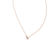 תליון עדין בעיצוב מודרני עם יהלום בצורת אמרלד במשקל 0.25 קראט כולל שרשרת זהב