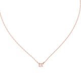 תליון עדין בעיצוב מודרני עם יהלום בצורת אמרלד במשקל 0.25 קראט כולל שרשרת זהב