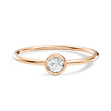 טבעת קלאסית ועדינה עם יהלום טבעי עגול משובץ בשיבוץ בזל 0.10 קראט