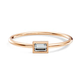 טבעת קלאסית ועדינה עם יהלום טבעי אמרלד בשיבוץ בזל 0.10 קראט