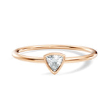 טבעת קלאסית ועדינה עם יהלום טבעי טריליון בשיבוץ בזל 0.10 קראט