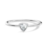 טבעת קלאסית ועדינה עם יהלום טבעי טריליון בשיבוץ בזל 0.10 קראט