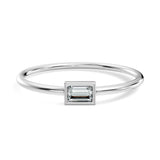 טבעת קלאסית ועדינה עם יהלום טבעי אמרלד בשיבוץ בזל 0.10 קראט