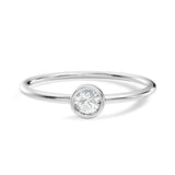 טבעת קלאסית ועדינה עם יהלום טבעי עגול משובץ בשיבוץ בזל 0.10 קראט