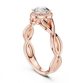 (0.75ct) טבעת זהב 14 קראט עם זרוע קלועה ושיבוץ הילה סביב יהלום עגול ממעבדה