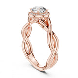 (0.75ct) טבעת זהב 14 קראט עם זרוע קלועה ושיבוץ הילה סביב יהלום עגול ממעבדה