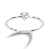 טבעת קלאסית ועדינה עם יהלום טבעי טריליון בשיבוץ בזל 0.10 קראט