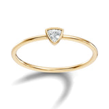 טבעת קלאסית ועדינה עם יהלום טבעי טריליון בשיבוץ בזל 0.10 קראט