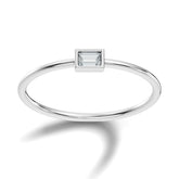 טבעת קלאסית ועדינה עם יהלום טבעי אמרלד בשיבוץ בזל 0.10 קראט