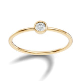 טבעת קלאסית ועדינה עם יהלום טבעי עגול משובץ בשיבוץ בזל 0.10 קראט